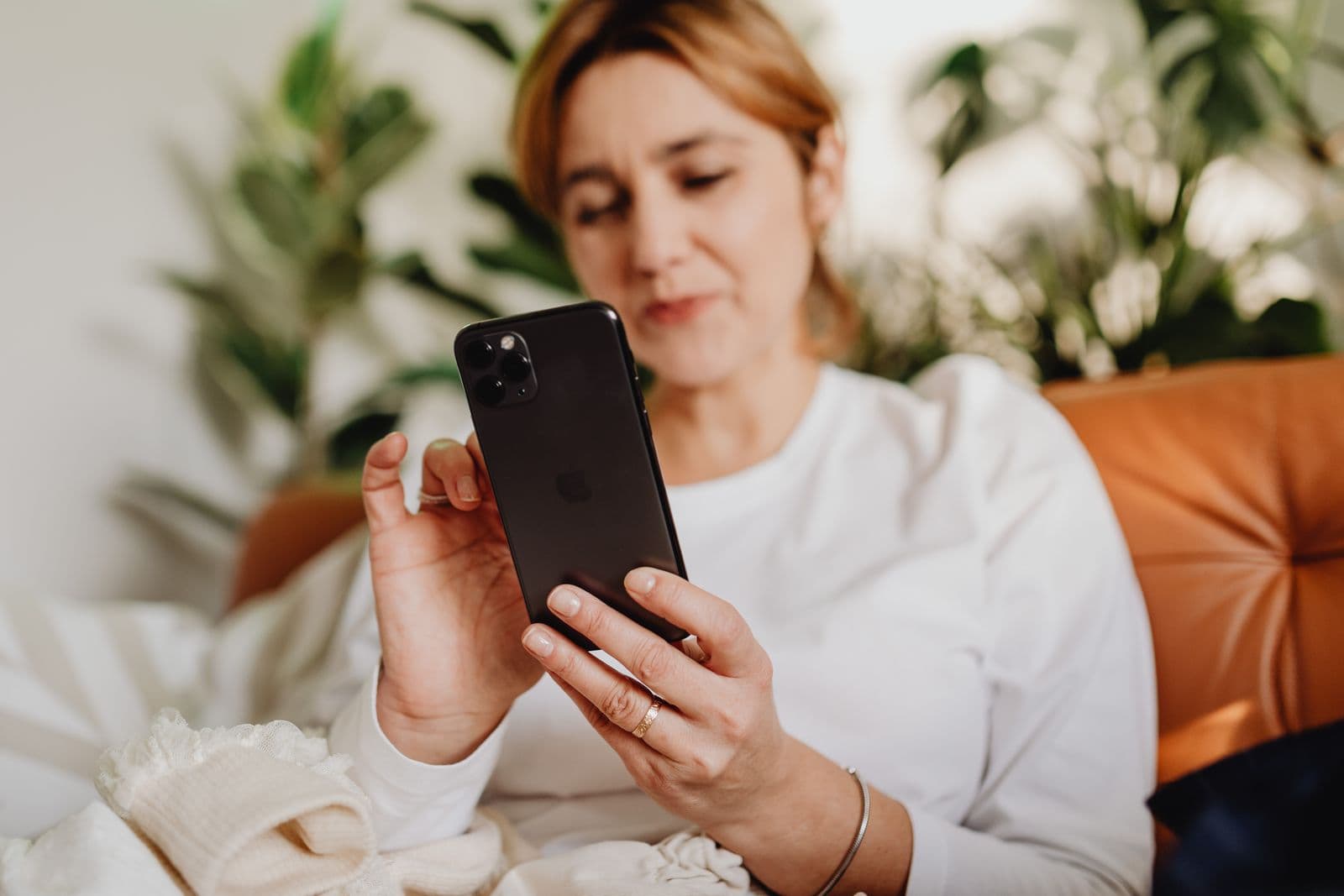 Telefonuyla içerik paylaşan bir creator